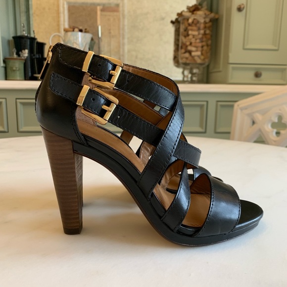 Banana Republic Shoes - NWOT Banana Republic Daisey Sandals Black